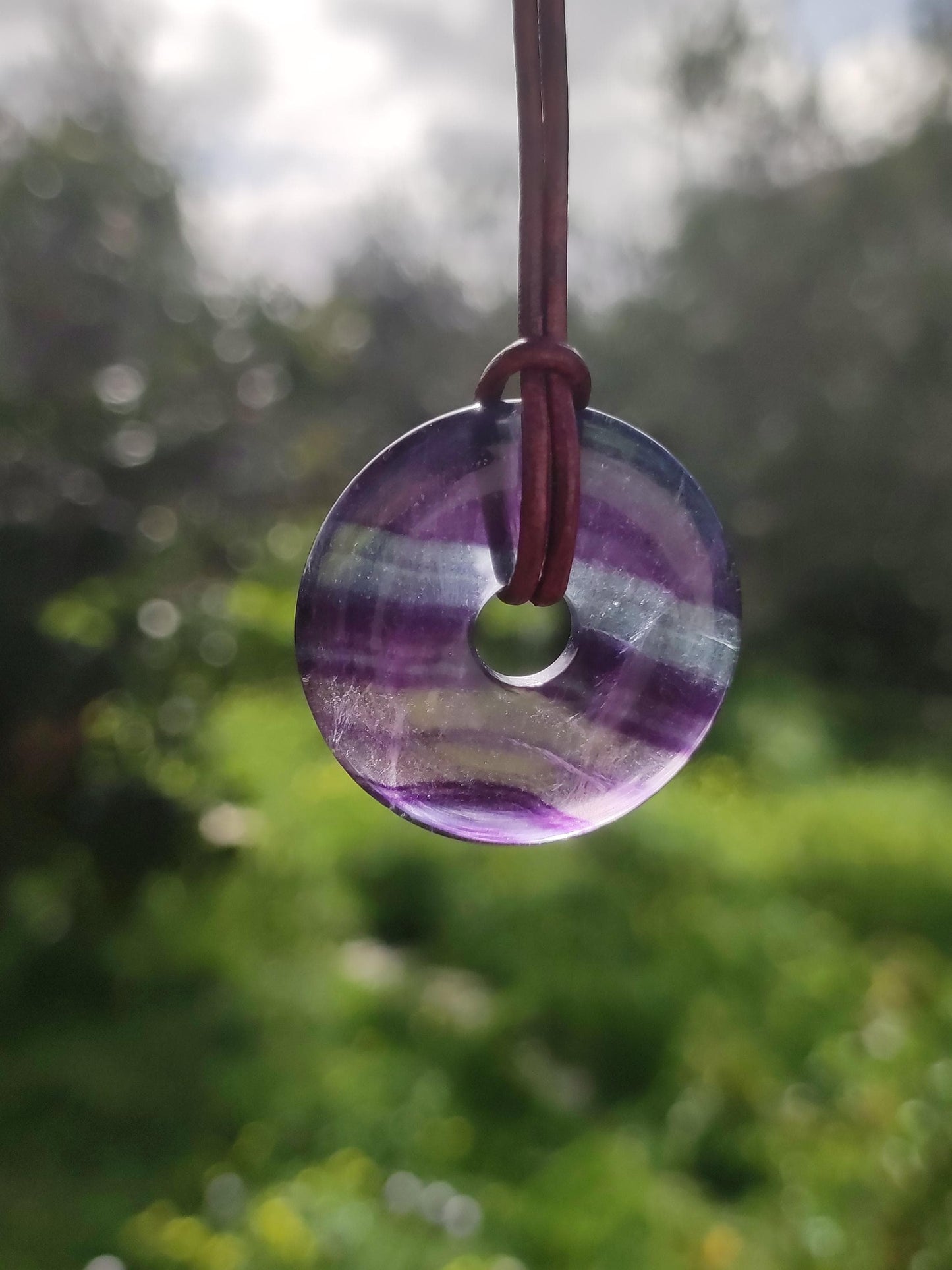 Regenbogen Fluorit 30mm Donut - Edelstein Kette Frau Mann Kind HIPPIE GOA Boho Ethno Natur Schutzsymbol Anhänger Heilstein Energie Geschenk