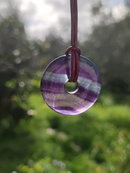 Regenbogen Fluorit 30mm Donut - Edelstein Kette Frau Mann Kind HIPPIE GOA Boho Ethno Natur Schutzsymbol Anhänger Heilstein Energie Geschenk