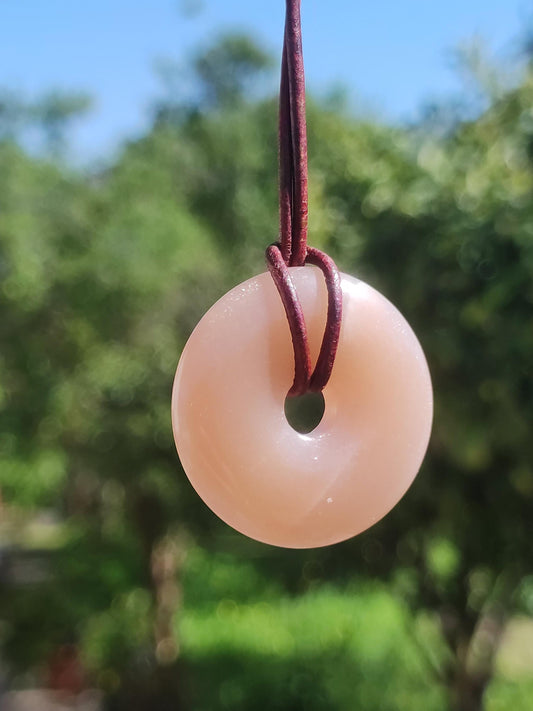 Pierre de Lune A rouge - Collier de pierres précieuses Donut HIPPIE GOA Boho Ethnique Naturel Donut Protection Symbole Guérison Pierre Collecteur Unique Homme Femme He She Cadeau