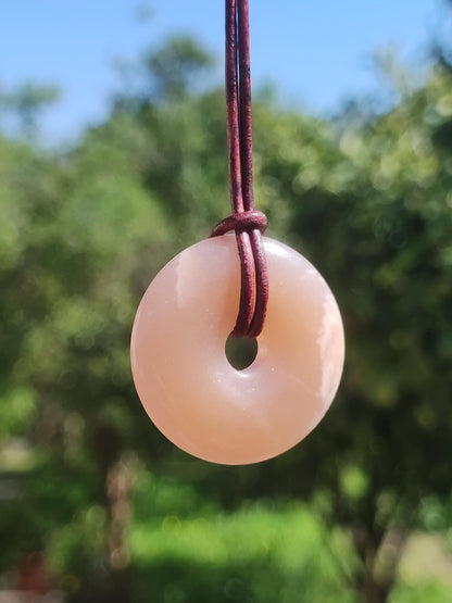 Pierre de Lune A rouge - Collier de pierres précieuses Donut HIPPIE GOA Boho Ethnique Naturel Donut Protection Symbole Guérison Pierre Collecteur Unique Homme Femme He She Cadeau