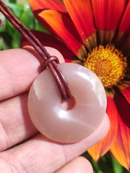 Pierre de Lune A rouge - Collier de pierres précieuses Donut HIPPIE GOA Boho Ethnique Naturel Donut Protection Symbole Guérison Pierre Collecteur Unique Homme Femme He She Cadeau
