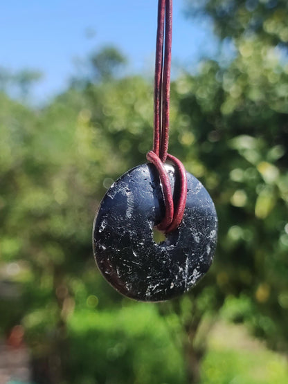 Tourmaline / Schörl ~ Collier de pierres précieuses HIPPIE GOA Boho Tibet Ethno Nature Donut Protection Symbole ~ Pierre de guérison Chakra Énergie Noir Homme Femme