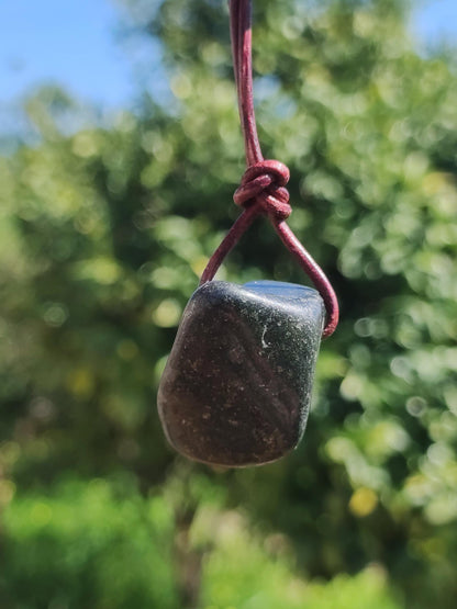 Collier en jade lémurien de minuit, pierre précieuse de jade noir, pierre de guérison, rareté naturelle, cadeau pour homme et femme, pour lui ou sa petite amie, énergie, pouvoir, paix
