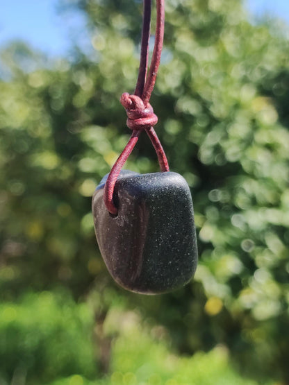 Collier en jade lémurien de minuit, pierre précieuse de jade noir, pierre de guérison, rareté naturelle, cadeau pour homme et femme, pour lui ou sa petite amie, énergie, pouvoir, paix