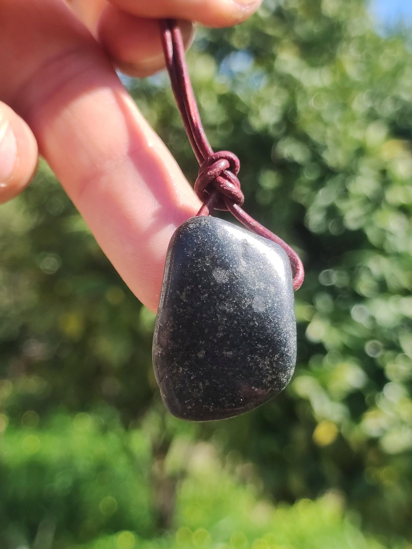 Collier en jade lémurien de minuit, pierre précieuse de jade noir, pierre de guérison, rareté naturelle, cadeau pour homme et femme, pour lui ou sa petite amie, énergie, pouvoir, paix