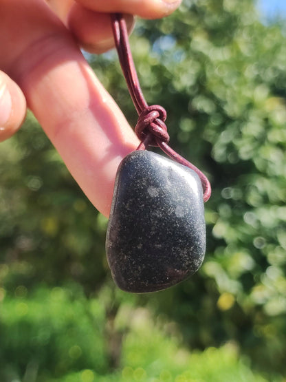 Collier en jade lémurien de minuit, pierre précieuse de jade noir, pierre de guérison, rareté naturelle, cadeau pour homme et femme, pour lui ou sa petite amie, énergie, pouvoir, paix