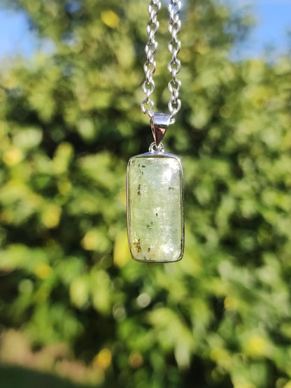 Cyanite verte / Disthène Une chaîne en argent 925 avec pierres précieuses naturelles de guérison, pendentif en cristal de rareté pour homme et femme, cadeau élégant et noble