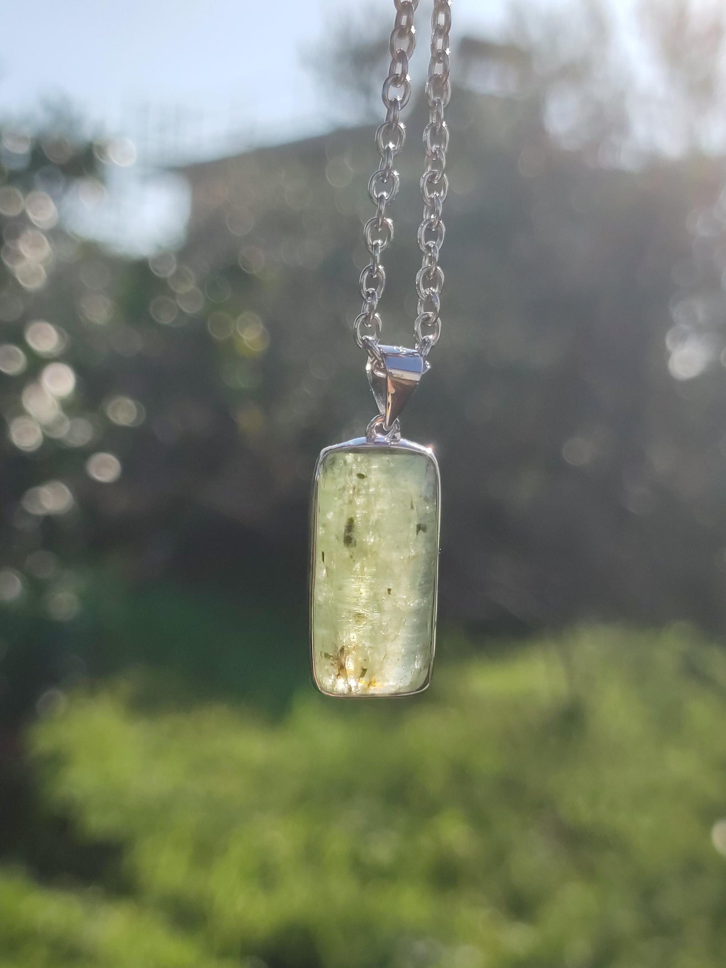Cyanite verte / Disthène Une chaîne en argent 925 avec pierres précieuses naturelles de guérison, pendentif en cristal de rareté pour homme et femme, cadeau élégant et noble