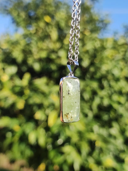 Cyanite verte / Disthène Une chaîne en argent 925 avec pierres précieuses naturelles de guérison, pendentif en cristal de rareté pour homme et femme, cadeau élégant et noble