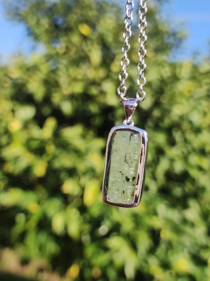 Cyanite verte / Disthène Une chaîne en argent 925 avec pierres précieuses naturelles de guérison, pendentif en cristal de rareté pour homme et femme, cadeau élégant et noble