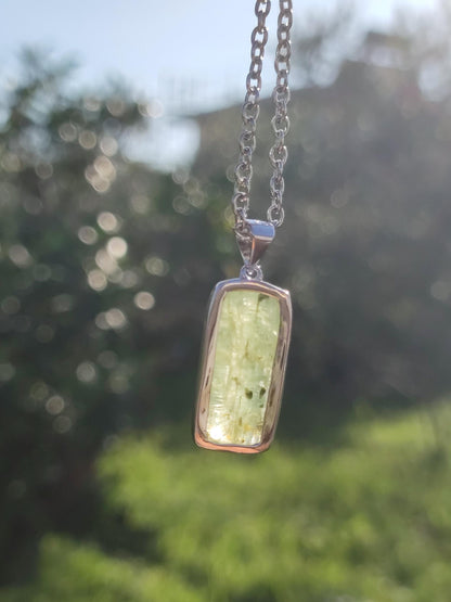 Cyanite verte / Disthène Une chaîne en argent 925 avec pierres précieuses naturelles de guérison, pendentif en cristal de rareté pour homme et femme, cadeau élégant et noble