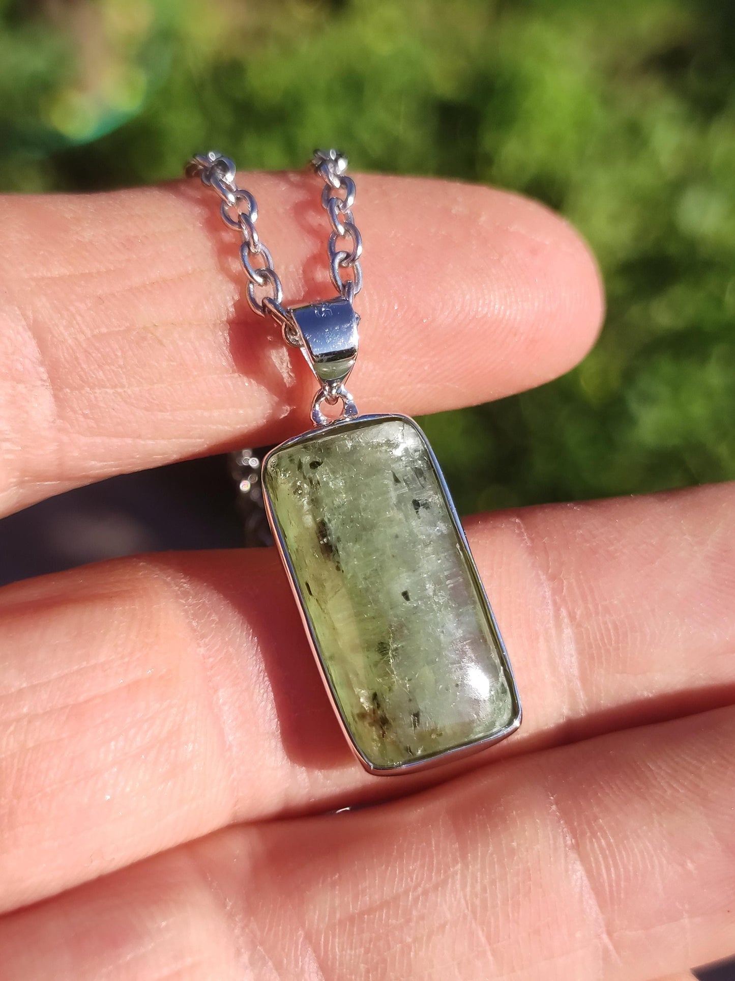 Cyanite verte / Disthène Une chaîne en argent 925 avec pierres précieuses naturelles de guérison, pendentif en cristal de rareté pour homme et femme, cadeau élégant et noble
