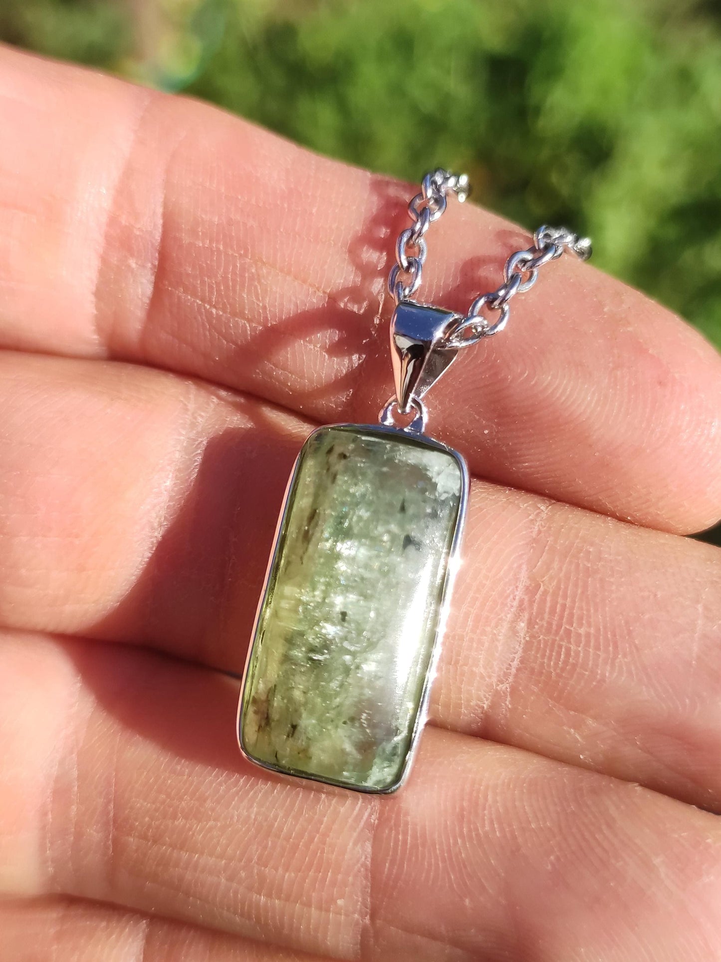 Cyanite verte / Disthène Une chaîne en argent 925 avec pierres précieuses naturelles de guérison, pendentif en cristal de rareté pour homme et femme, cadeau élégant et noble