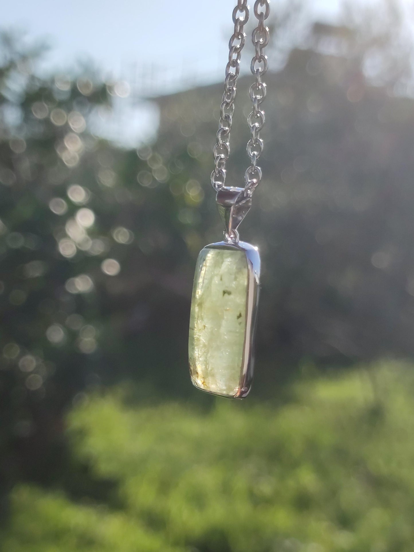 Cyanite verte / Disthène Une chaîne en argent 925 avec pierres précieuses naturelles de guérison, pendentif en cristal de rareté pour homme et femme, cadeau élégant et noble