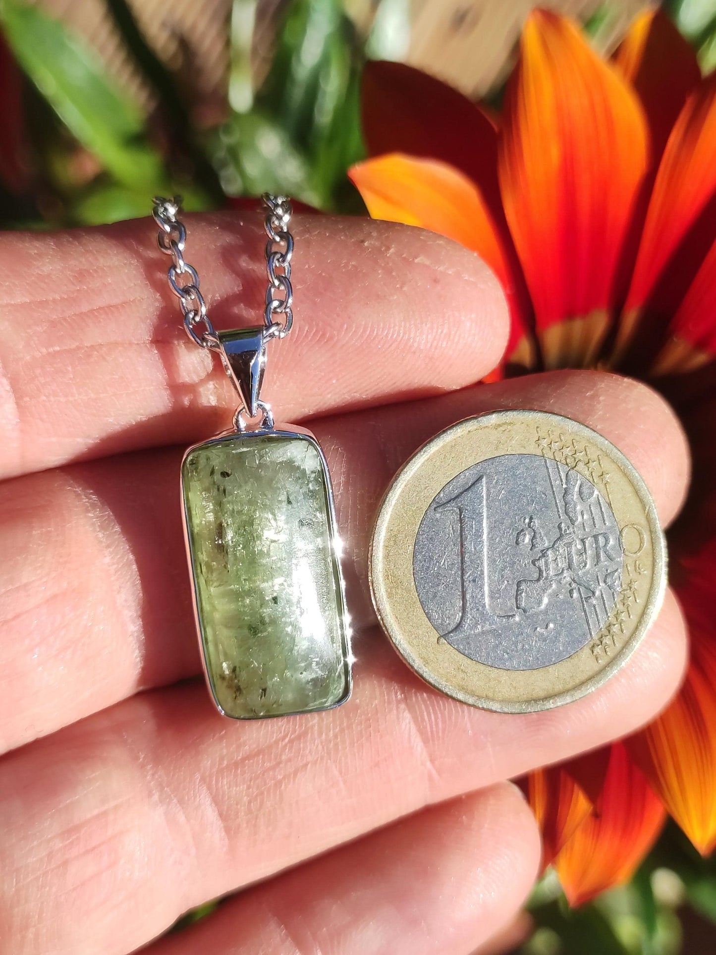 Cyanite verte / Disthène Une chaîne en argent 925 avec pierres précieuses naturelles de guérison, pendentif en cristal de rareté pour homme et femme, cadeau élégant et noble