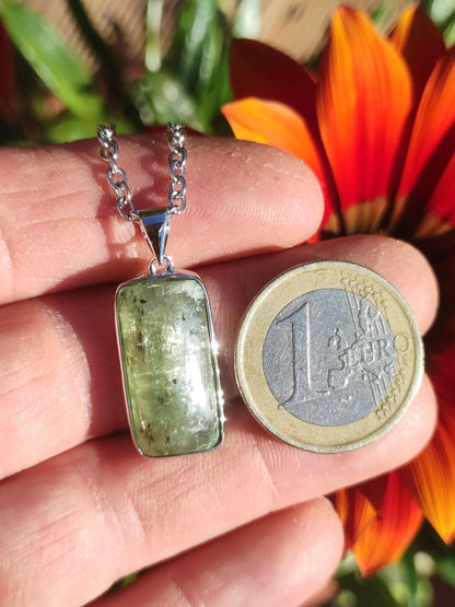 Cyanite verte / Disthène Une chaîne en argent 925 avec pierres précieuses naturelles de guérison, pendentif en cristal de rareté pour homme et femme, cadeau élégant et noble