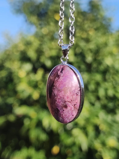 Sugilite / Sugilite avec monture en argent 925 collier de pierres précieuses violettes pierre de guérison naturelle énergie rareté homme femme lui son cadeau noble de haute qualité