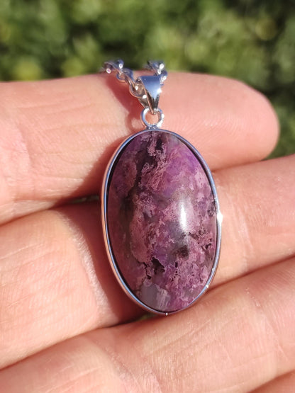Sugilite / Sugilite avec monture en argent 925 collier de pierres précieuses violettes pierre de guérison naturelle énergie rareté homme femme lui son cadeau noble de haute qualité
