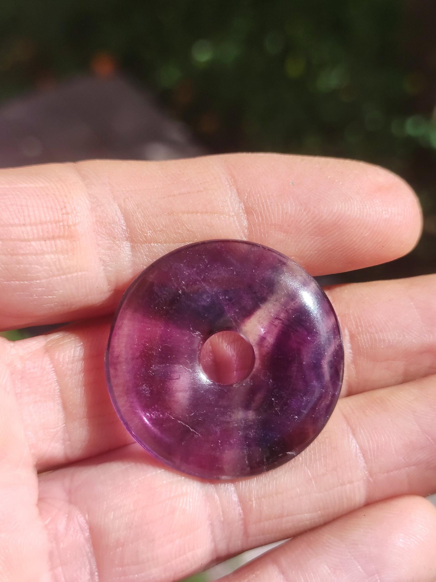 Regenbogen Fluorit 30mm Donut - Edelstein Kette Frau Mann Kind HIPPIE GOA Boho Ethno Natur Schutzsymbol Anhänger Heilstein Energie Geschenk