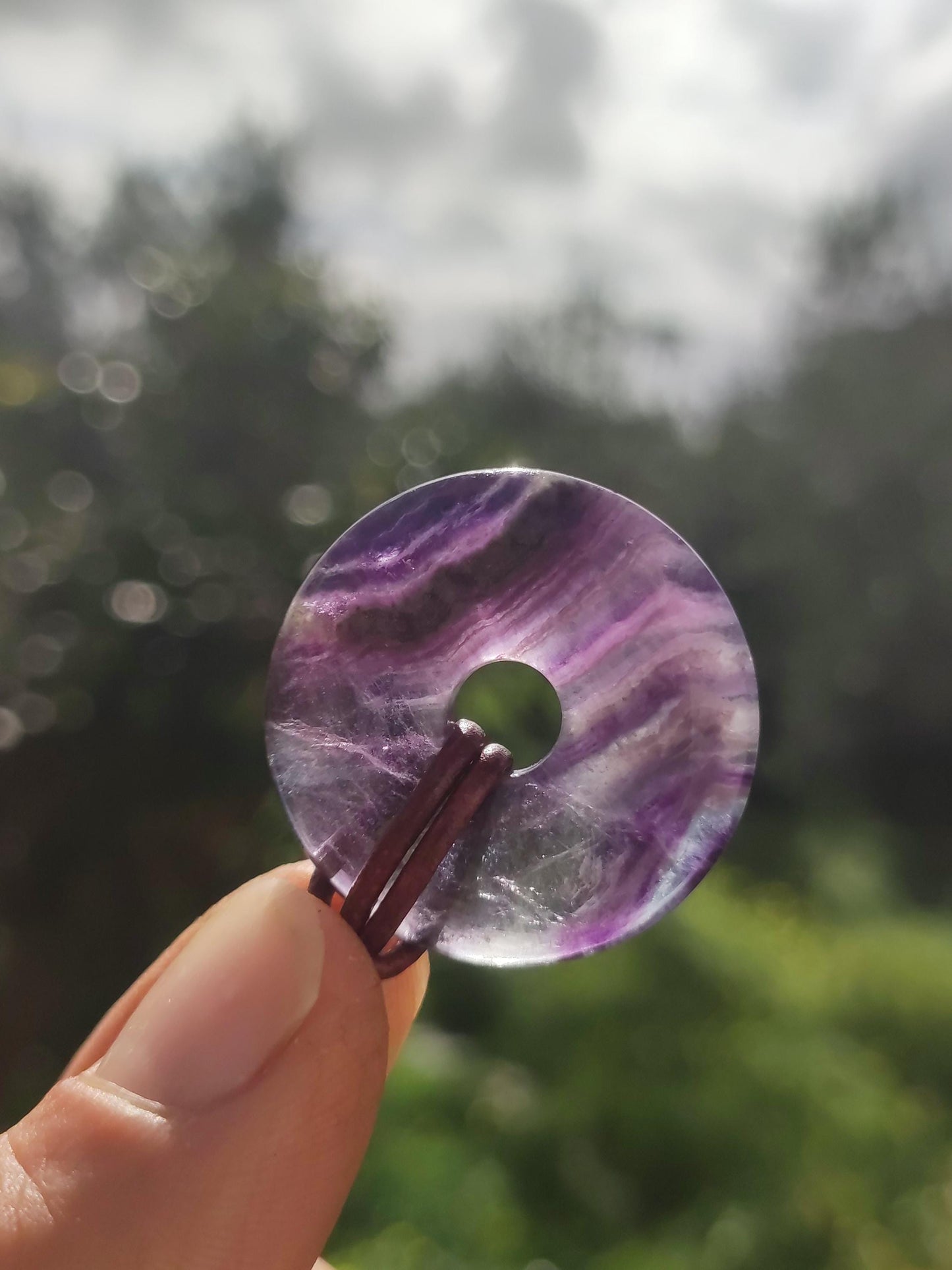 Regenbogen Fluorit 30mm Donut - Edelstein Kette Frau Mann Kind HIPPIE GOA Boho Ethno Natur Schutzsymbol Anhänger Heilstein Energie Geschenk