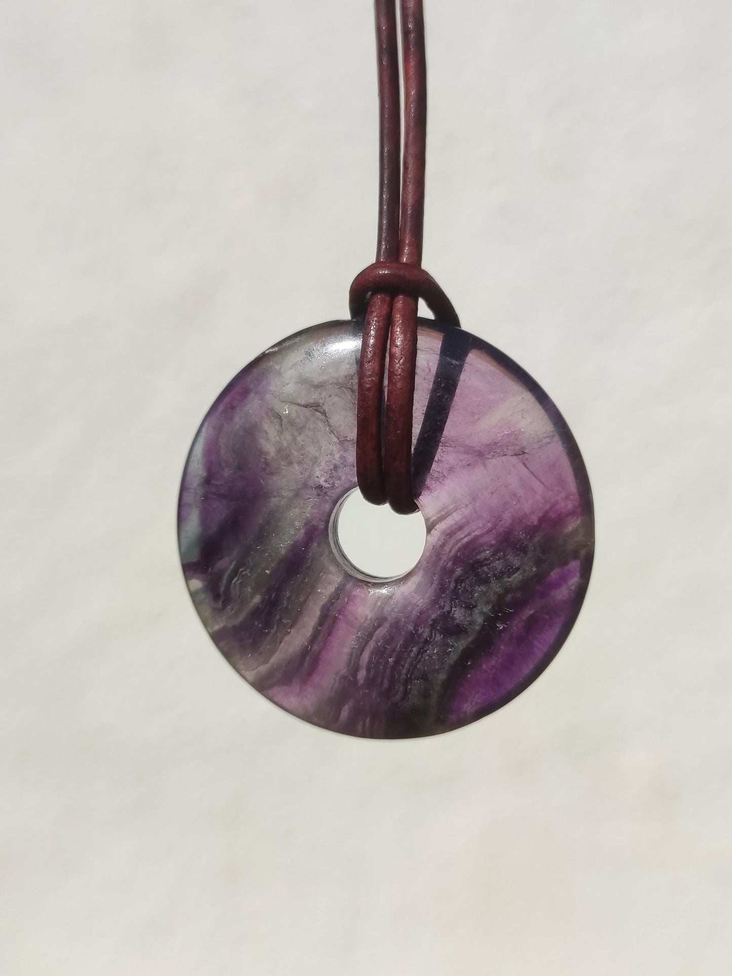 Regenbogen Fluorit 30mm Donut - Edelstein Kette Frau Mann Kind HIPPIE GOA Boho Ethno Natur Schutzsymbol Anhänger Heilstein Energie Geschenk