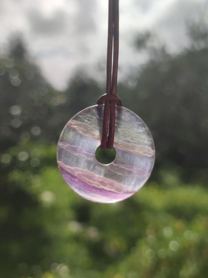 Regenbogen Fluorit 30mm Donut - Edelstein Kette Frau Mann Kind HIPPIE GOA Boho Ethno Natur Schutzsymbol Anhänger Heilstein Energie Geschenk