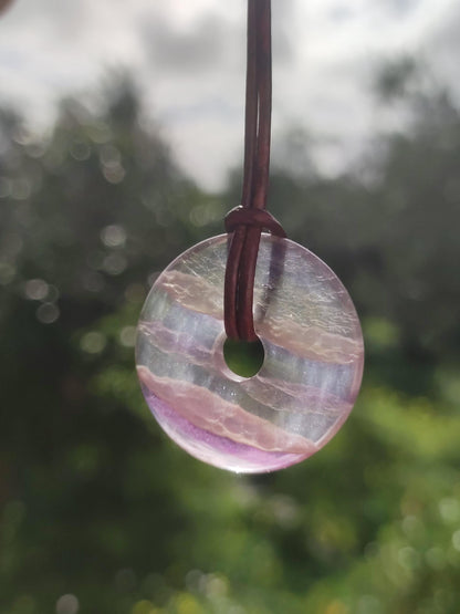 Regenbogen Fluorit 30mm Donut - Edelstein Kette Frau Mann Kind HIPPIE GOA Boho Ethno Natur Schutzsymbol Anhänger Heilstein Energie Geschenk