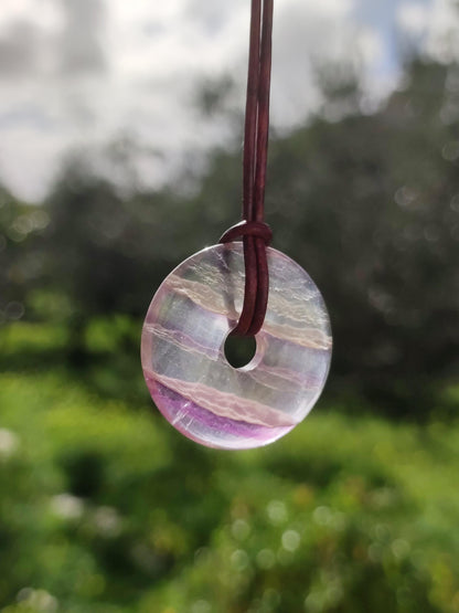 Regenbogen Fluorit 30mm Donut - Edelstein Kette Frau Mann Kind HIPPIE GOA Boho Ethno Natur Schutzsymbol Anhänger Heilstein Energie Geschenk