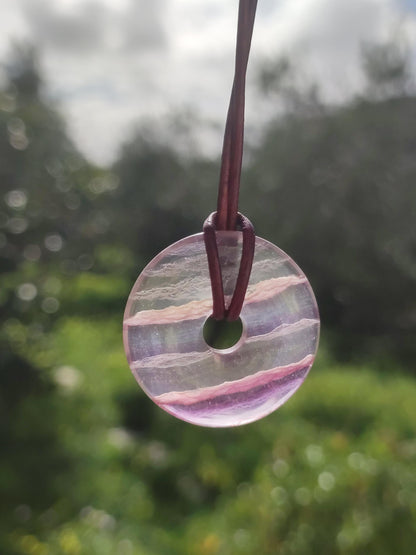 Regenbogen Fluorit 30mm Donut - Edelstein Kette Frau Mann Kind HIPPIE GOA Boho Ethno Natur Schutzsymbol Anhänger Heilstein Energie Geschenk