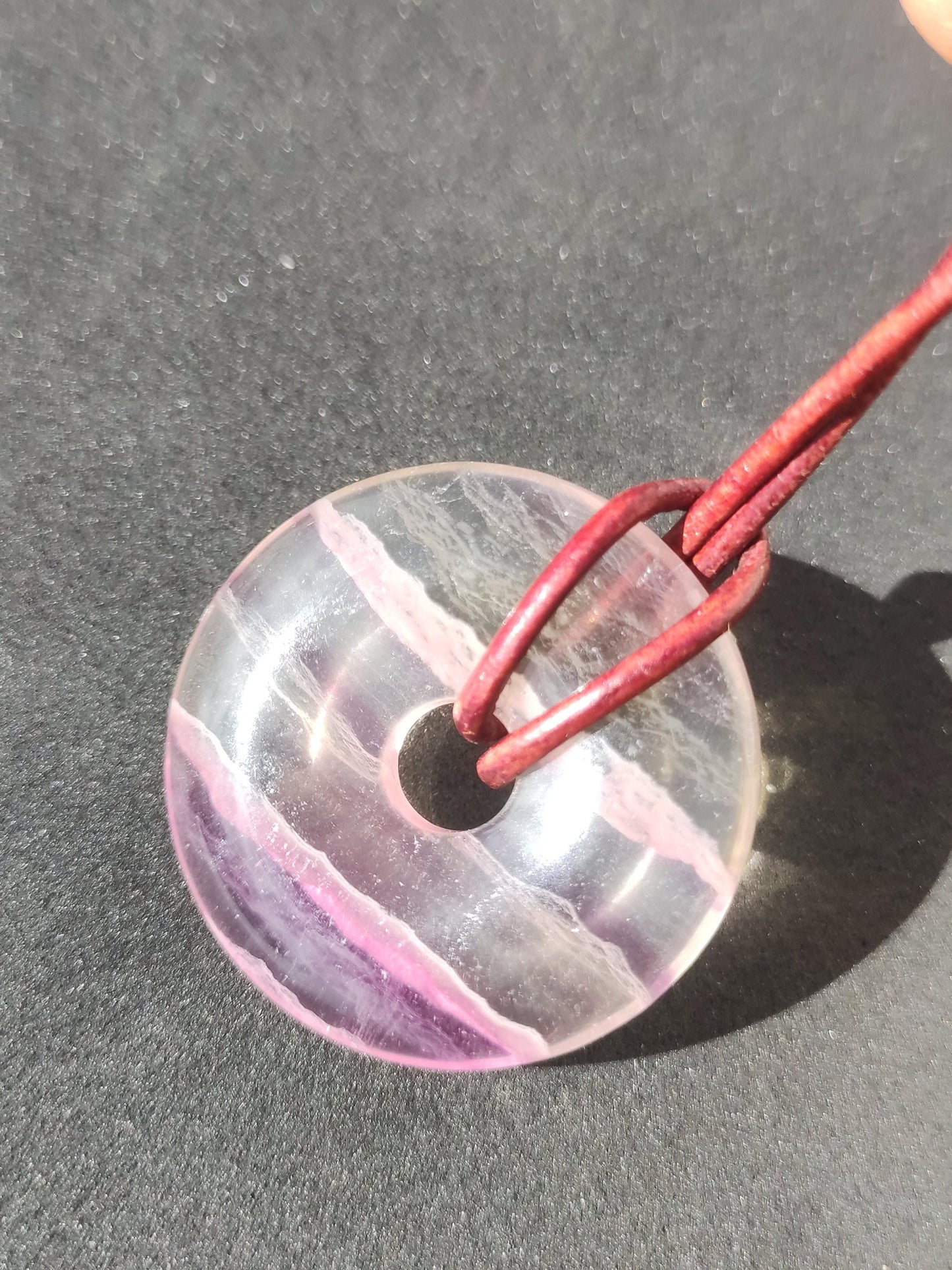 Regenbogen Fluorit 30mm Donut - Edelstein Kette Frau Mann Kind HIPPIE GOA Boho Ethno Natur Schutzsymbol Anhänger Heilstein Energie Geschenk