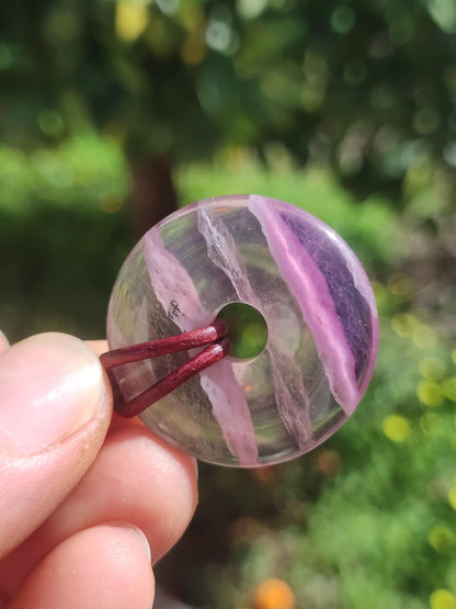 Regenbogen Fluorit 30mm Donut - Edelstein Kette Frau Mann Kind HIPPIE GOA Boho Ethno Natur Schutzsymbol Anhänger Heilstein Energie Geschenk