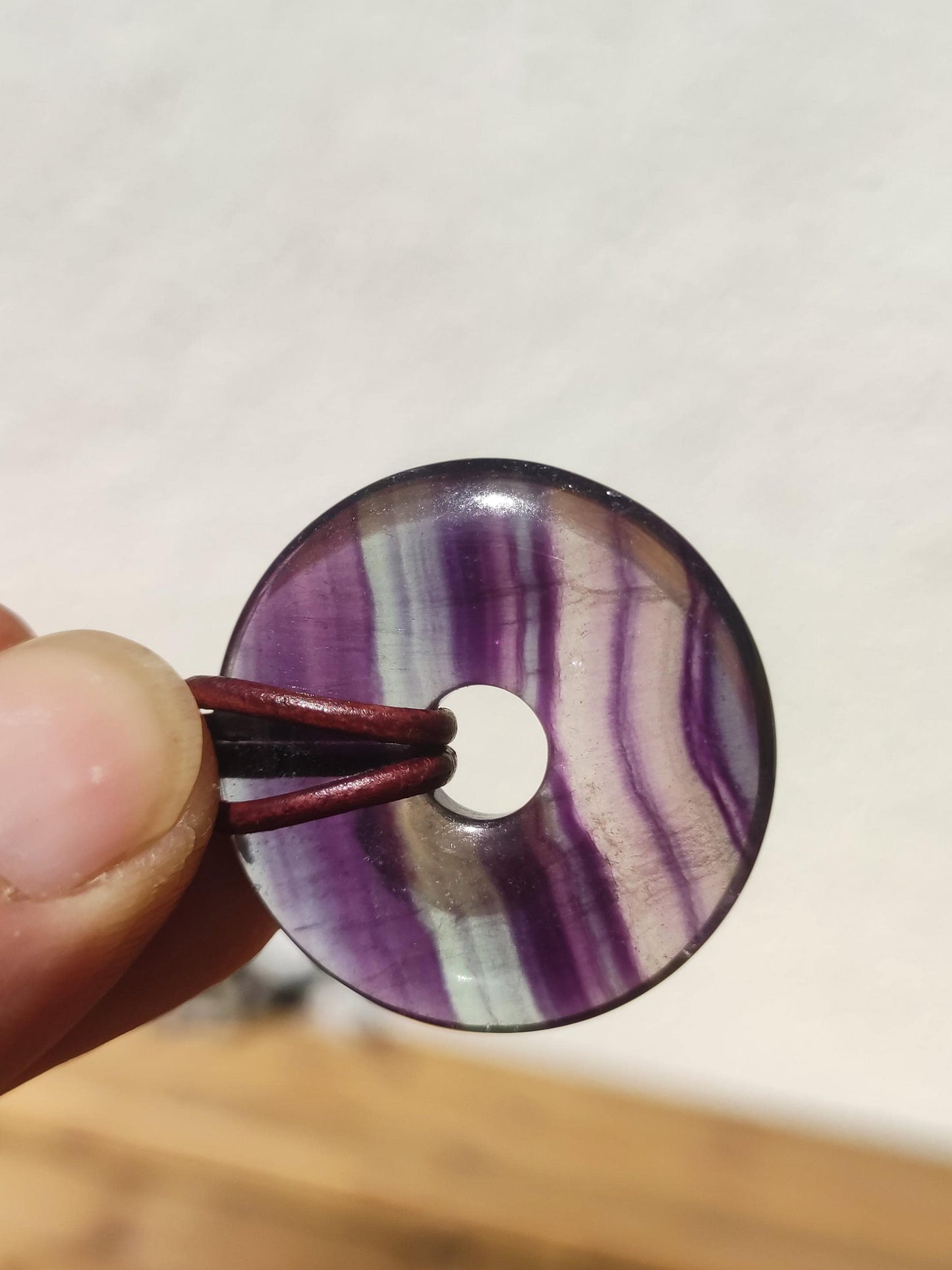 Regenbogen Fluorit 30mm Donut - Edelstein Kette Frau Mann Kind HIPPIE GOA Boho Ethno Natur Schutzsymbol Anhänger Heilstein Energie Geschenk