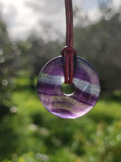 Regenbogen Fluorit 30mm Donut - Edelstein Kette Frau Mann Kind HIPPIE GOA Boho Ethno Natur Schutzsymbol Anhänger Heilstein Energie Geschenk