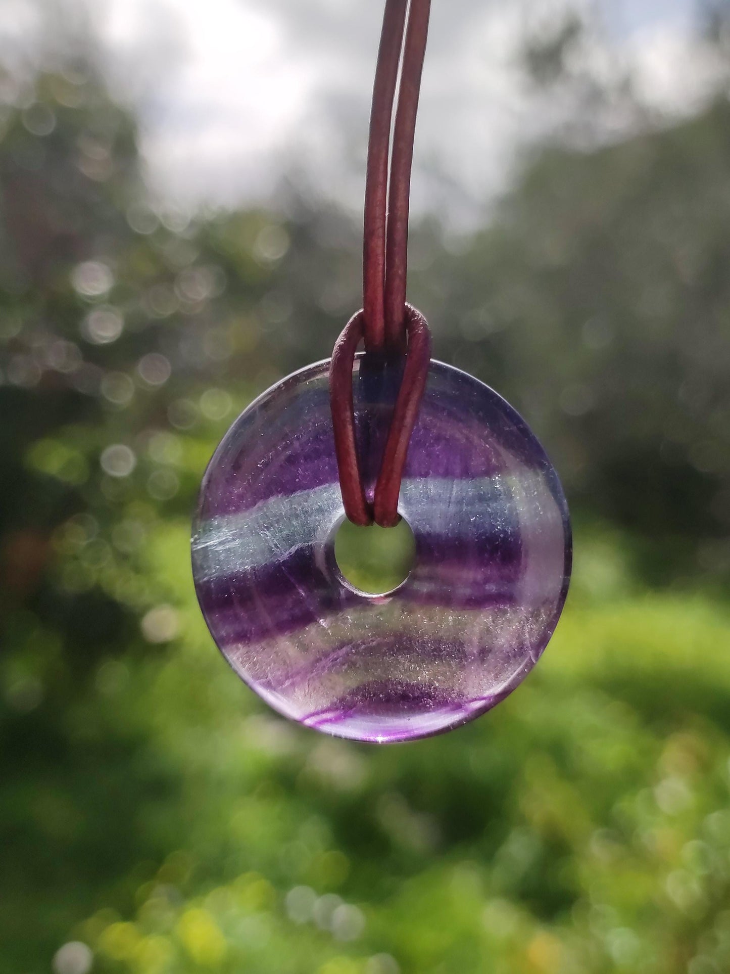 Regenbogen Fluorit 30mm Donut - Edelstein Kette Frau Mann Kind HIPPIE GOA Boho Ethno Natur Schutzsymbol Anhänger Heilstein Energie Geschenk