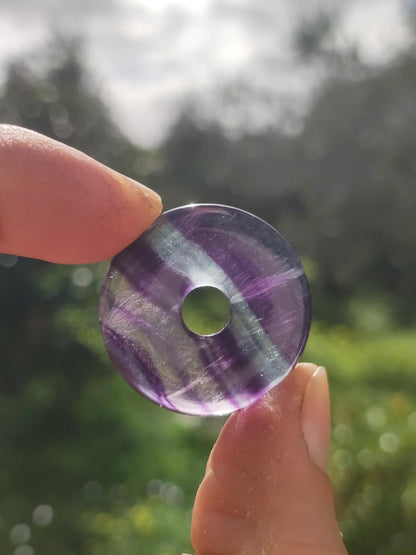 Regenbogen Fluorit 30mm Donut - Edelstein Kette Frau Mann Kind HIPPIE GOA Boho Ethno Natur Schutzsymbol Anhänger Heilstein Energie Geschenk