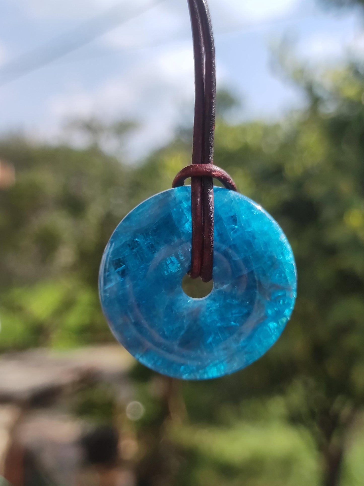 Apatite AAA ~ Donut 30mm ~ Collier de pierres précieuses bleues Rareté naturelle Symbole de protection Pierre de guérison Cristal HIPPIE Boho Ethnique Homme Femme Cadeau Lui Elle