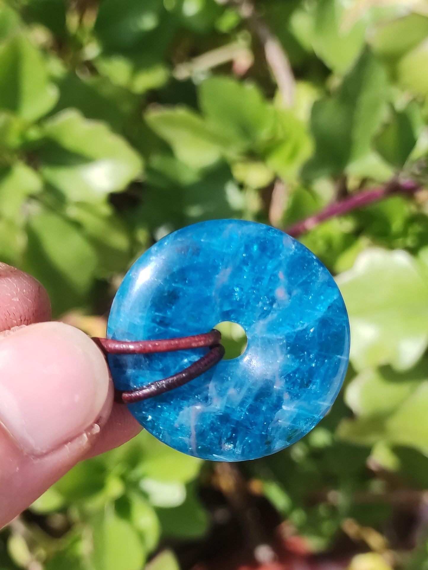 Apatite AAA ~ Donut 30mm ~ Collier de pierres précieuses bleues Rareté naturelle Symbole de protection Pierre de guérison Cristal HIPPIE Boho Ethnique Homme Femme Cadeau Lui Elle