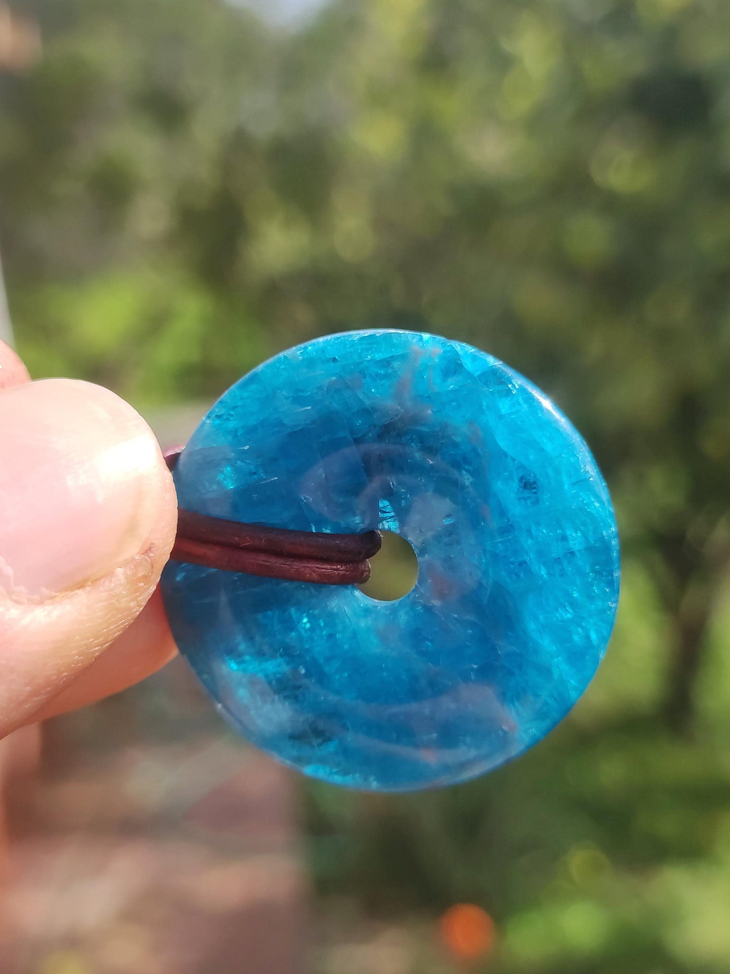 Apatite AAA ~ Donut 30mm ~ Collier de pierres précieuses bleues Rareté naturelle Symbole de protection Pierre de guérison Cristal HIPPIE Boho Ethnique Homme Femme Cadeau Lui Elle