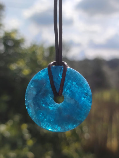 Apatite AAA ~ Donut 30mm ~ Collier de pierres précieuses bleues Rareté naturelle Symbole de protection Pierre de guérison Cristal HIPPIE Boho Ethnique Homme Femme Cadeau Lui Elle
