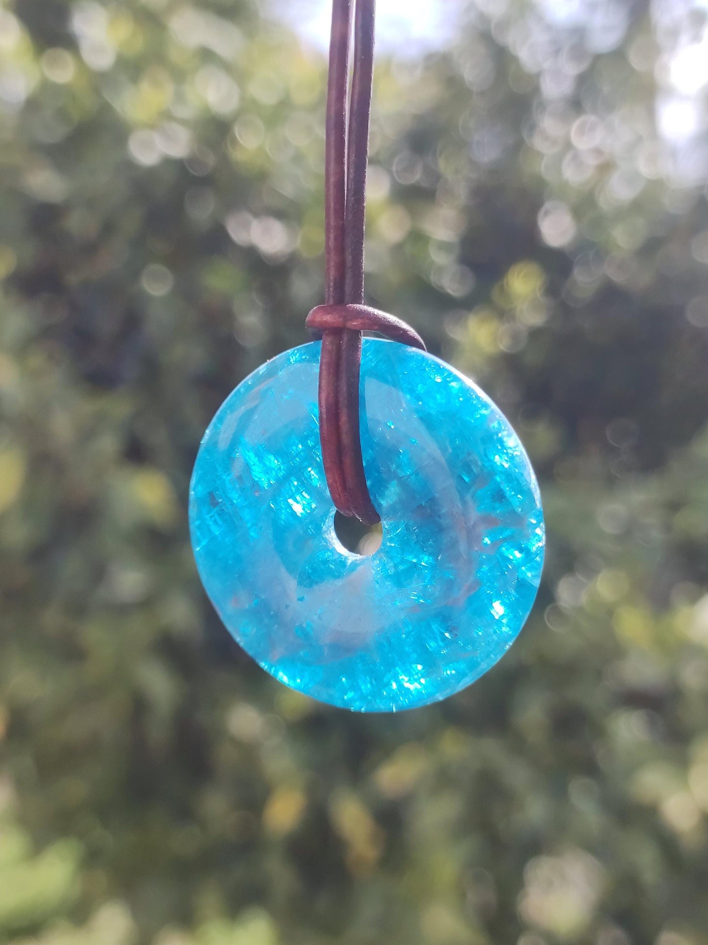 Apatite AAA ~ Donut 30mm ~ Collier de pierres précieuses bleues Rareté naturelle Symbole de protection Pierre de guérison Cristal HIPPIE Boho Ethnique Homme Femme Cadeau Lui Elle