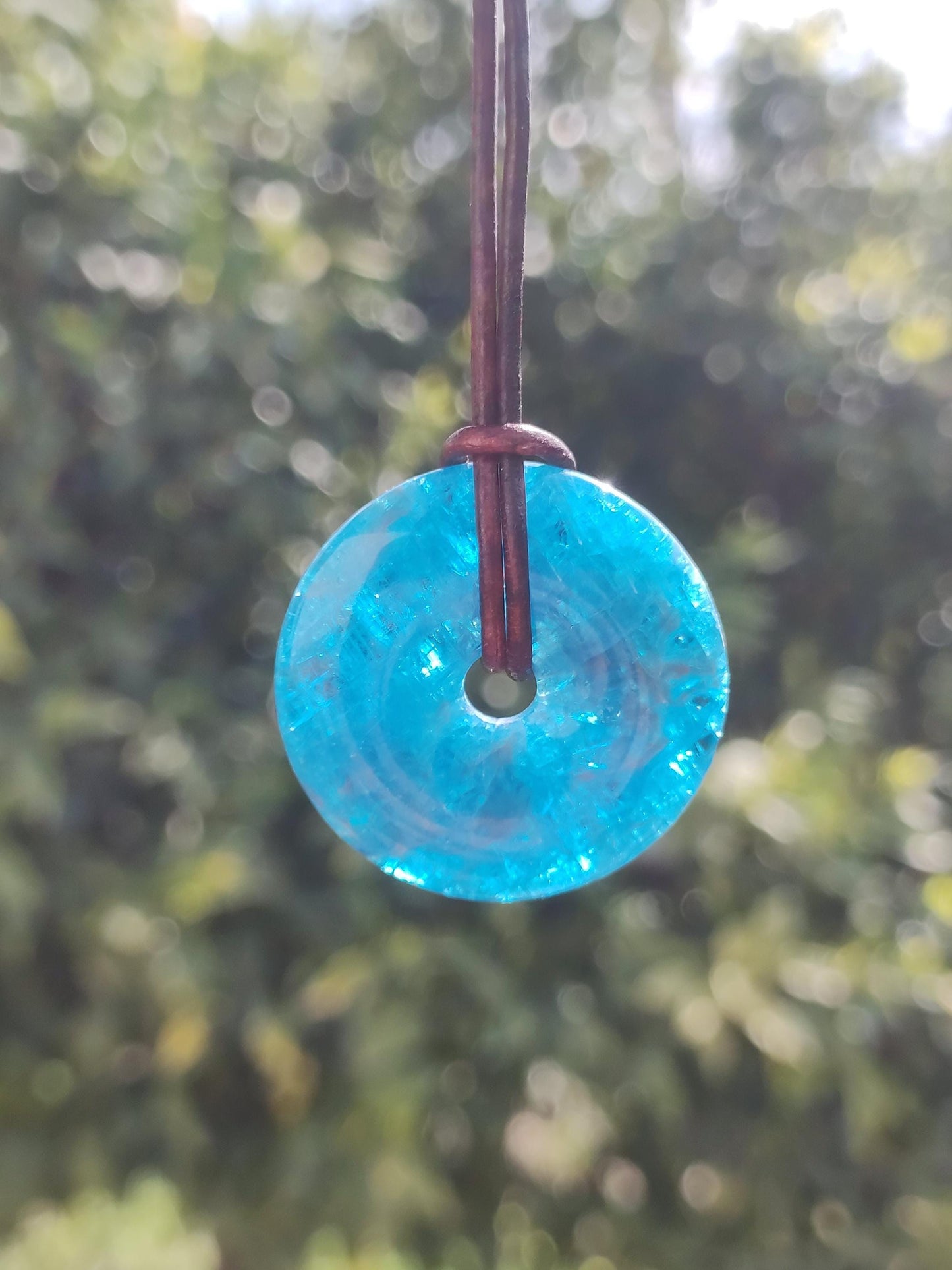 Apatite AAA ~ Donut 30mm ~ Collier de pierres précieuses bleues Rareté naturelle Symbole de protection Pierre de guérison Cristal HIPPIE Boho Ethnique Homme Femme Cadeau Lui Elle