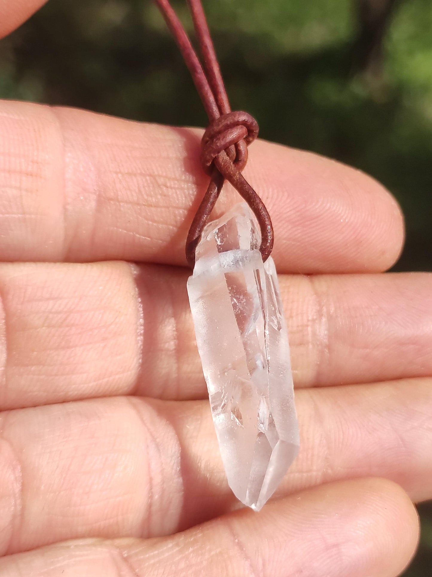 Pointe A de cristal de roche / quartz clair - Collier en pierre précieuse naturelle transparente, protectrice et guérissante. Cadeau pour homme, femme, ami(e), chakra porte-bonheur.
