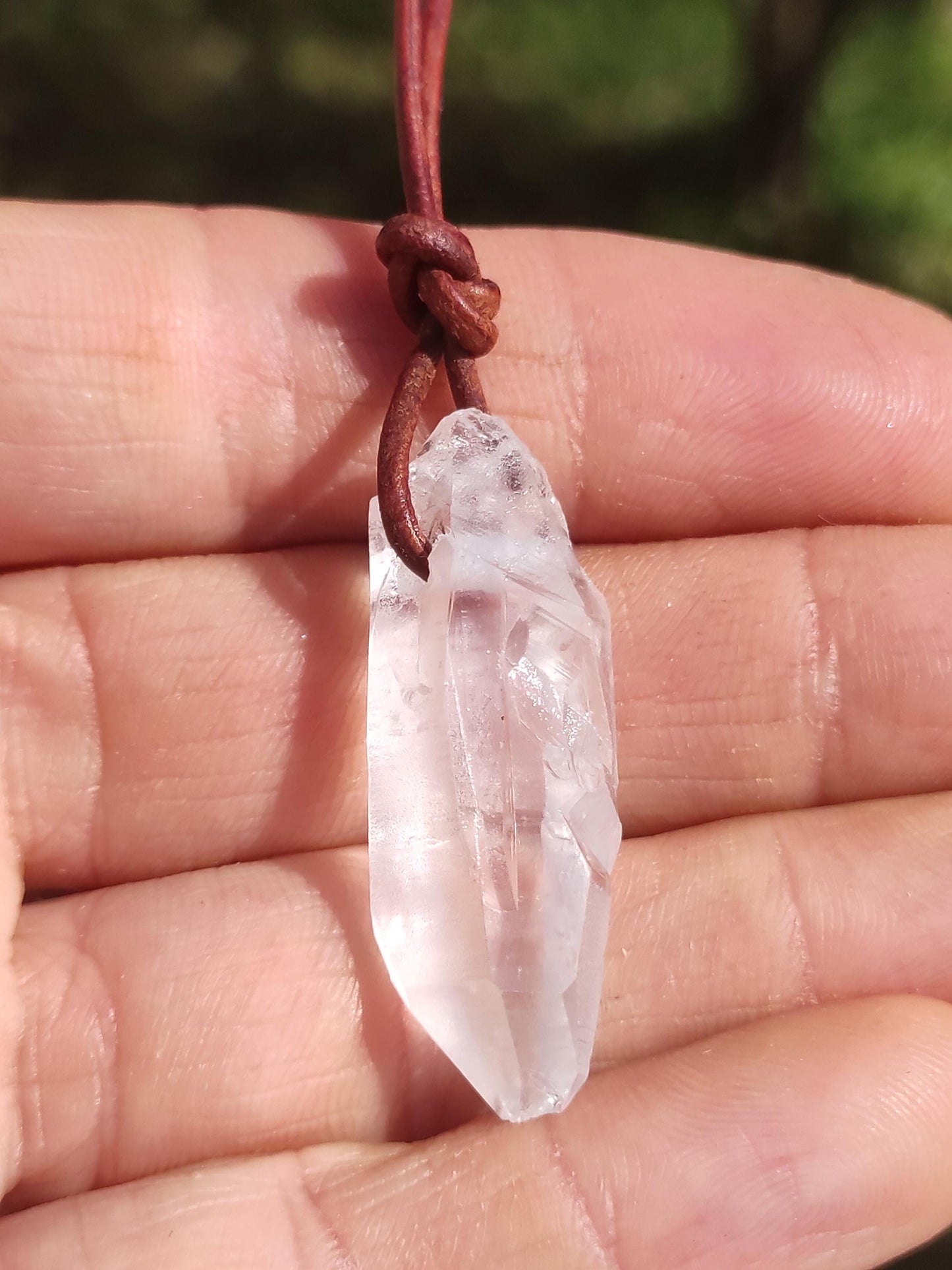 Pointe A de cristal de roche / quartz clair - Collier en pierre précieuse naturelle transparente, protectrice et guérissante. Cadeau pour homme, femme, ami(e), chakra porte-bonheur.