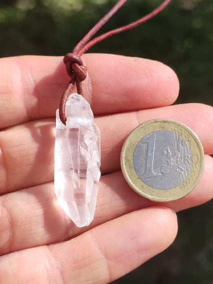 Pointe A de cristal de roche / quartz clair - Collier en pierre précieuse naturelle transparente, protectrice et guérissante. Cadeau pour homme, femme, ami(e), chakra porte-bonheur.