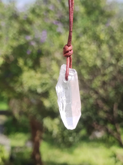 Pointe A de cristal de roche / quartz clair - Collier en pierre précieuse naturelle transparente, protectrice et guérissante. Cadeau pour homme, femme, ami(e), chakra porte-bonheur.