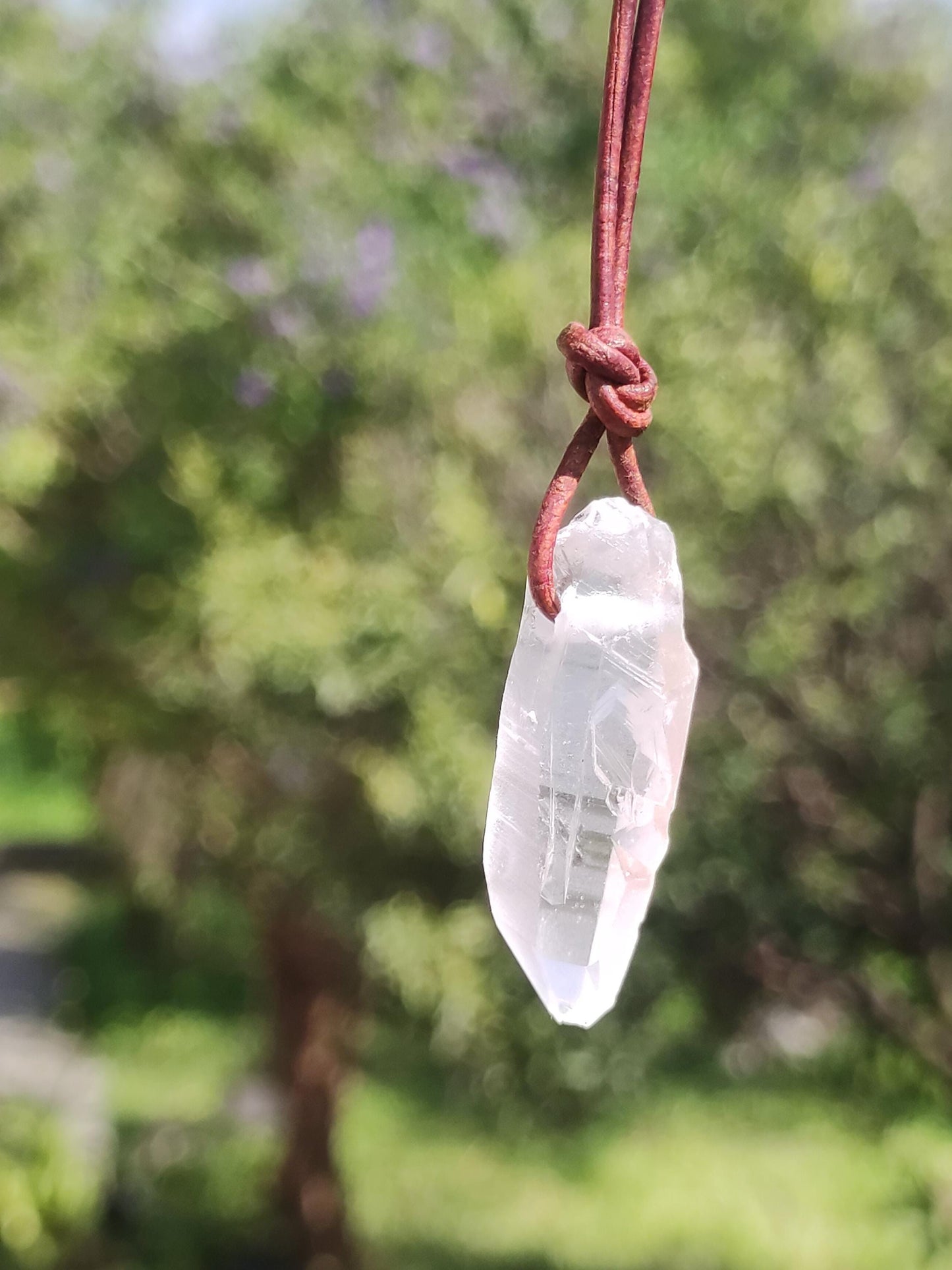 Pointe A de cristal de roche / quartz clair - Collier en pierre précieuse naturelle transparente, protectrice et guérissante. Cadeau pour homme, femme, ami(e), chakra porte-bonheur.