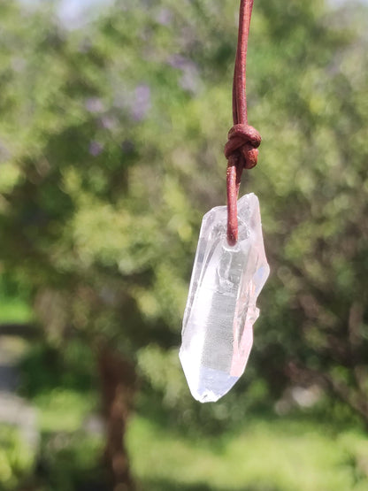 Pointe A de cristal de roche / quartz clair - Collier en pierre précieuse naturelle transparente, protectrice et guérissante. Cadeau pour homme, femme, ami(e), chakra porte-bonheur.
