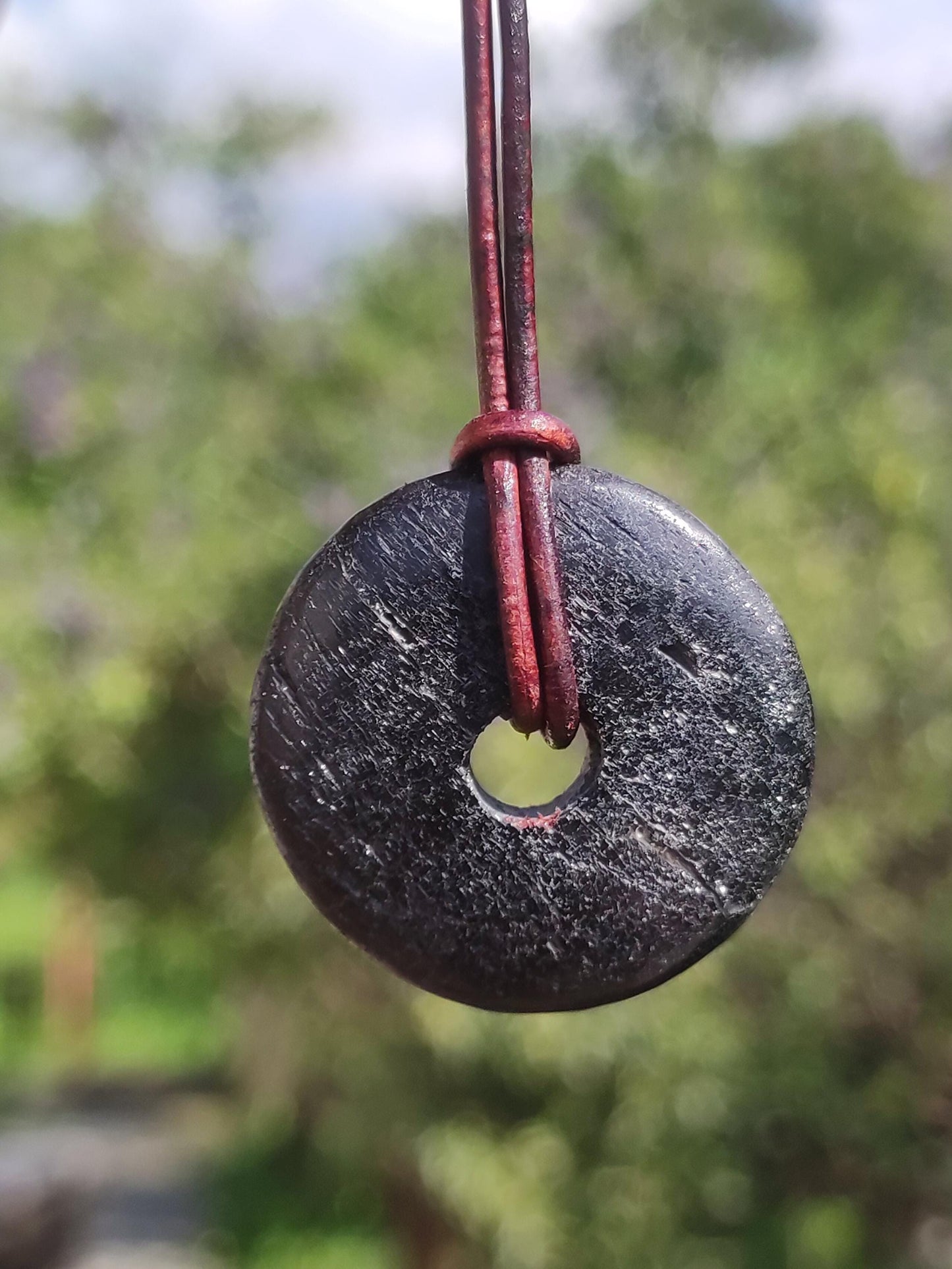 Tourmaline / Schörl ~ Collier de pierres précieuses HIPPIE GOA Boho Tibet Ethno Nature Donut Protection Symbole ~ Pierre de guérison Chakra Énergie Noir Homme Femme