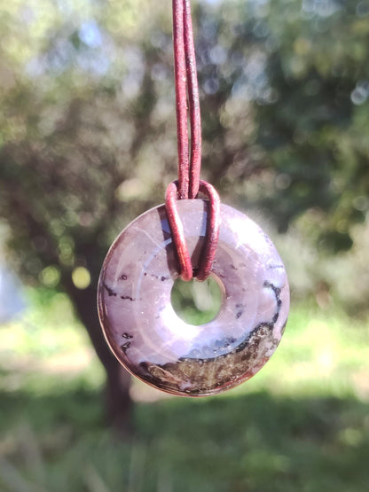 Collier de pierres précieuses mystiques Gabbro / Merlinite 30 mm Donut Pierre de guérison Bijoux naturels Pendentif Cadeau Ami Femme Homme Il Elle Puissance Énergie Rareté