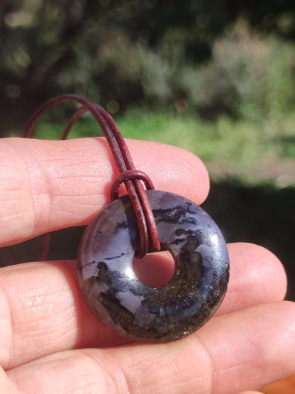Collier de pierres précieuses mystiques Gabbro / Merlinite 30 mm Donut Pierre de guérison Bijoux naturels Pendentif Cadeau Ami Femme Homme Il Elle Puissance Énergie Rareté
